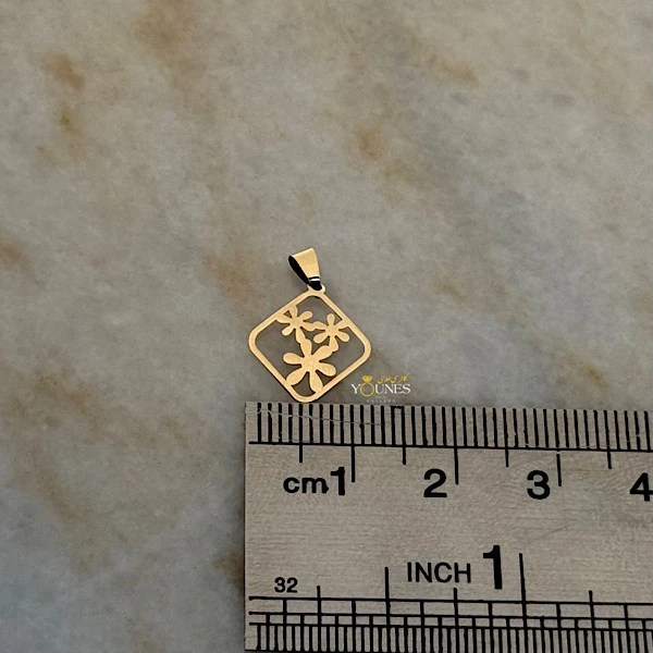 تصویر دوم آویز سه گل لوزی طلا لیزری